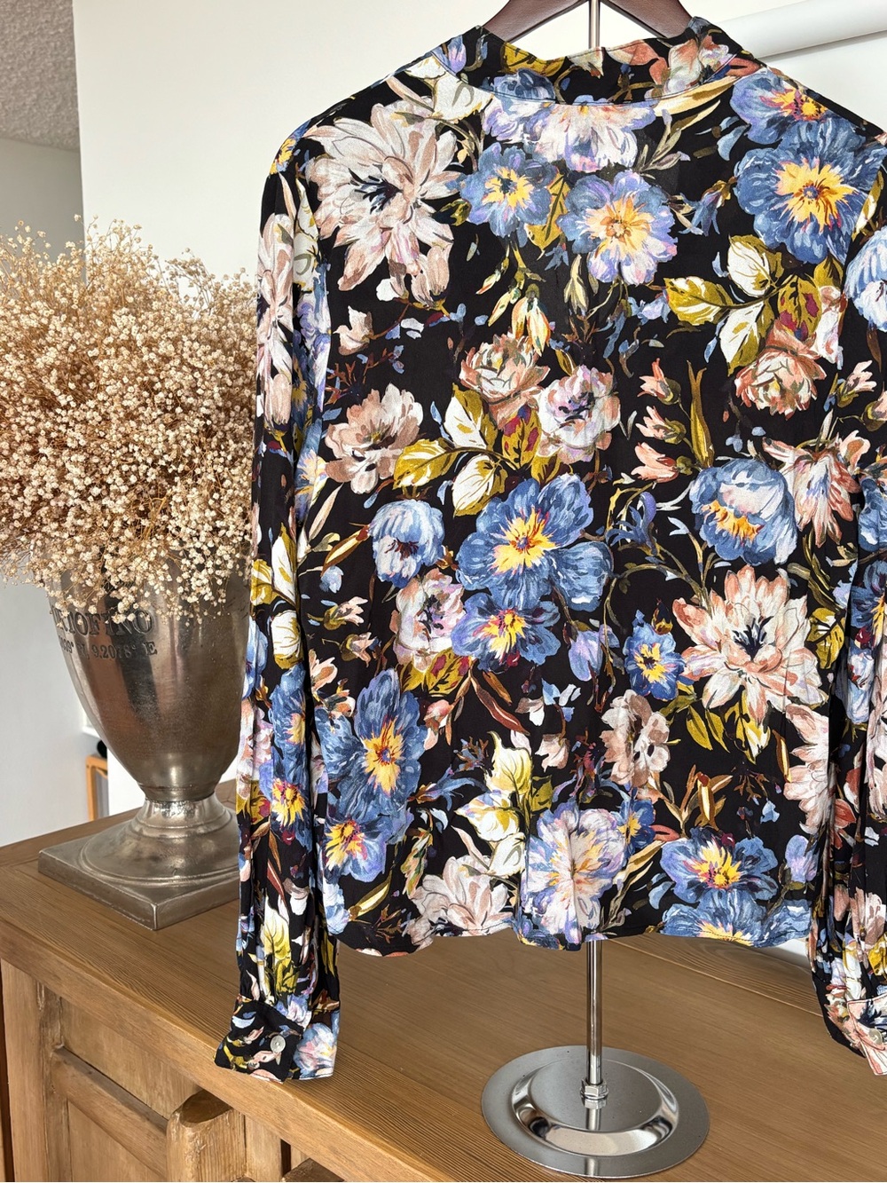 Karen Kane Floral Blouse M Black Blue Pink 100% Viscose Silk Feel V-Neck Y2K - Picture 13 of 15